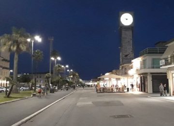 Fugge dalla polizia, getta hashish a terra e aggredisce gli agenti