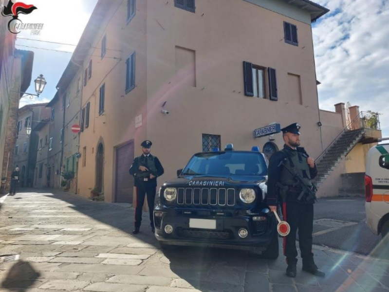 Furto di portafogli in un supermercato: denunciata una donna a Valderain