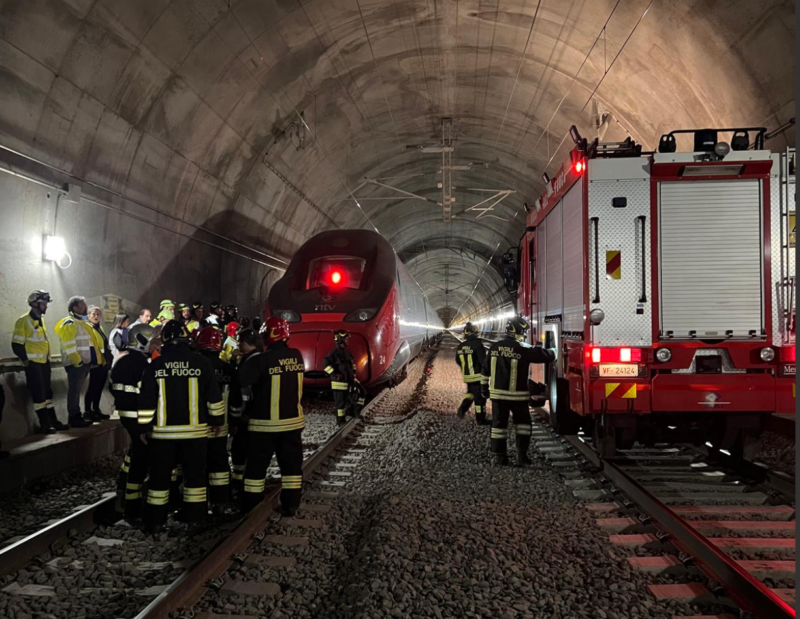 Incendio simulato a bordo del treno AV Bologna-Firenze in galleria: è un'esercitazione.