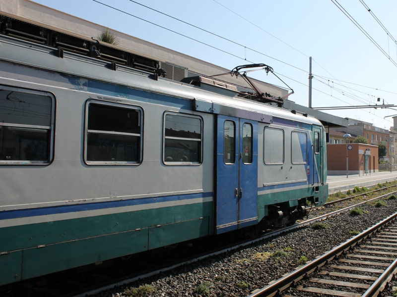 Incendio tra Livorno e Quercianella: ritardi e cancellazioni per i treni