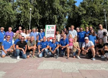 La Fanfara dei Carabinieri al raduno delle Fiat 500 d'epoca in Piazza del Duomo a Pistoia