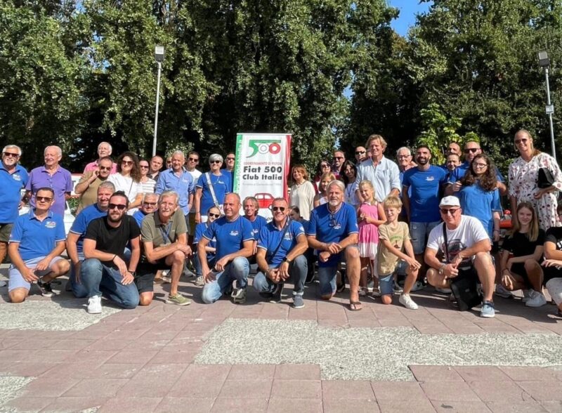 La Fanfara dei Carabinieri al raduno delle Fiat 500 d'epoca in Piazza del Duomo a Pistoia