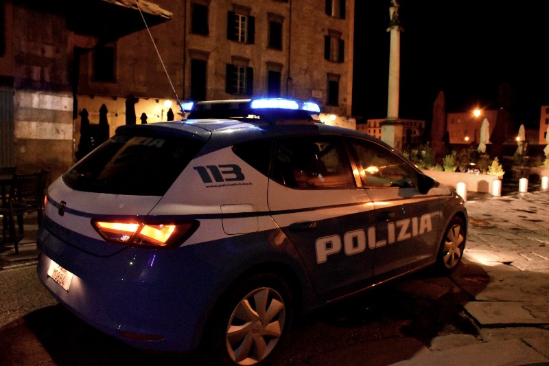 Lo pugnalano per derubarlo di notte nel centro di Lucca.
