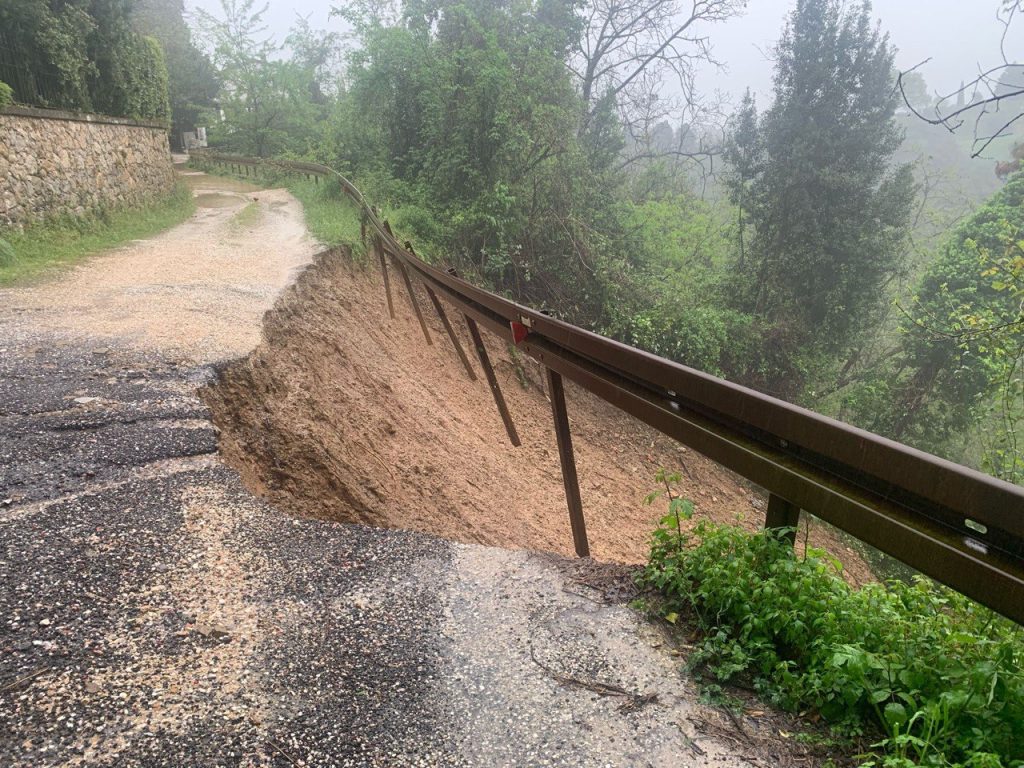 Maltempo in Toscana: frane e smottamenti in Versilia e Massa Carrara. Dichiarato stato d'emergenza regionale.