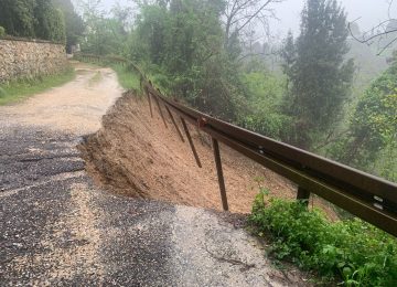 Maltempo in Toscana: frane e smottamenti in Versilia e Massa Carrara. Dichiarato stato d'emergenza regionale.