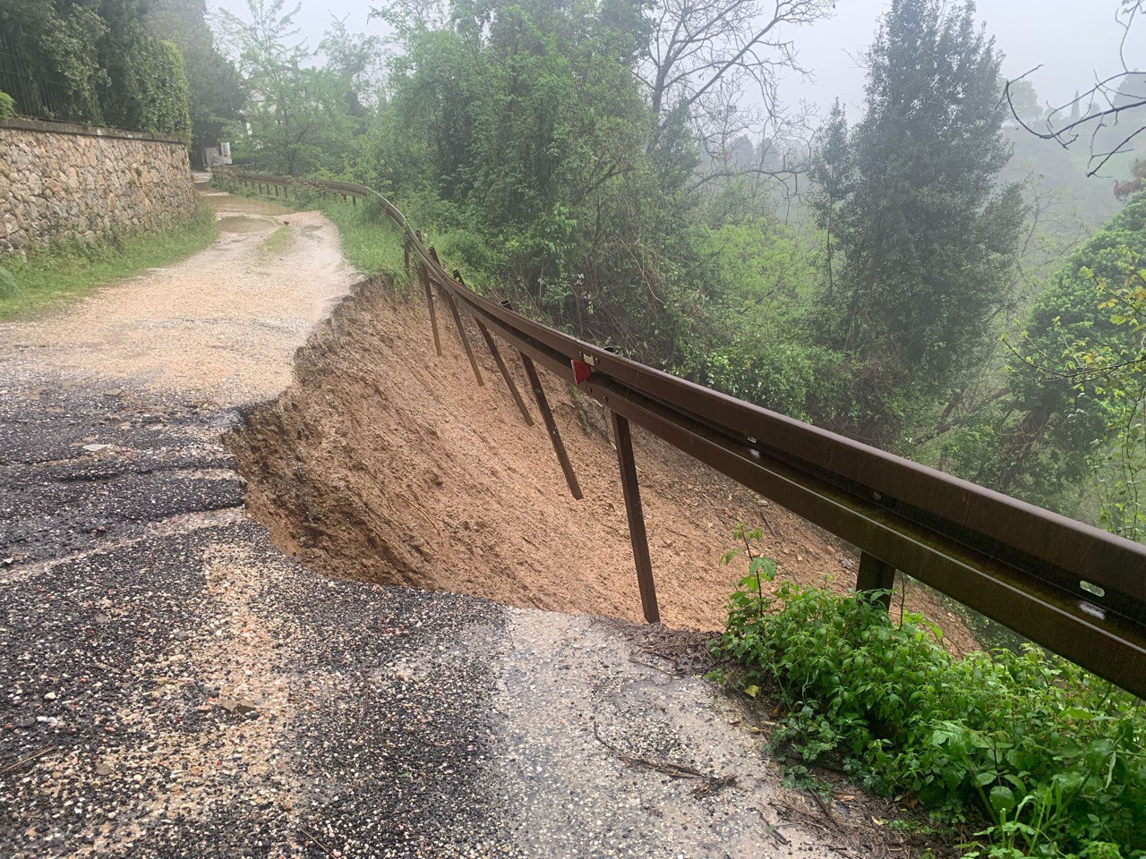 Maltempo in Toscana: frane e smottamenti in Versilia e Massa Carrara. Dichiarato stato d'emergenza regionale.