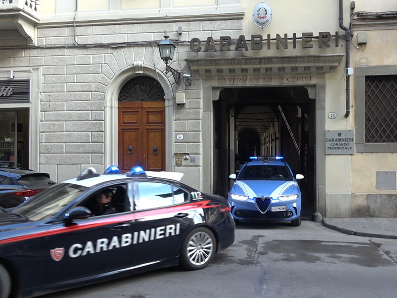 Manifestazione sotto Palazzo Vecchio dopo la rapina a una donna: fermati tre giovani