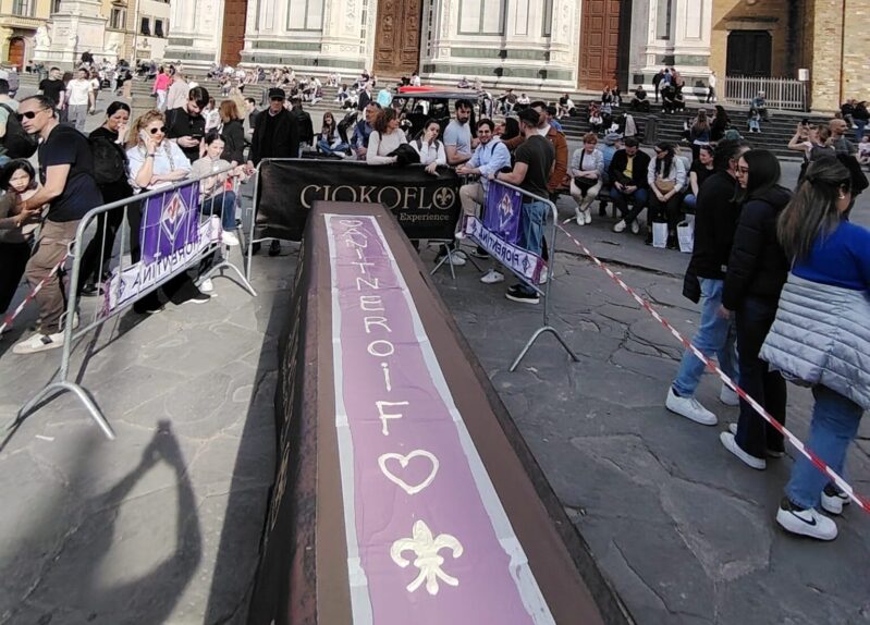 Maxi tavoletta di cioccolato viola da 10 metri in omaggio alla Fiorentina a CiokoFlò