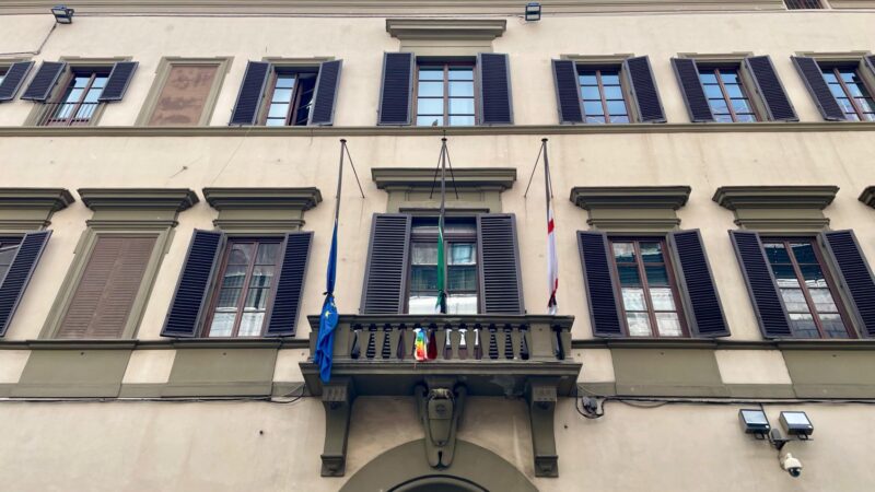 Morte di Papa Francesco: bandiere a mezz'asta al Palazzo del Pegaso