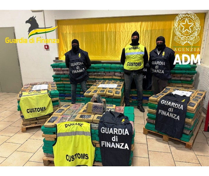 Operazione antidroga al porto di Livorno: sequestrate oltre 2 tonnellate di cocaina