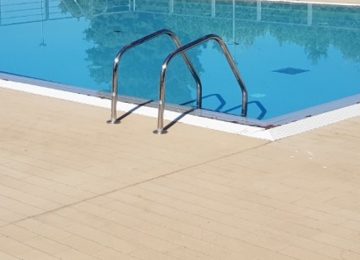 Pannelli cadono dal soffitto in piscina a Firenze, atleta ferita