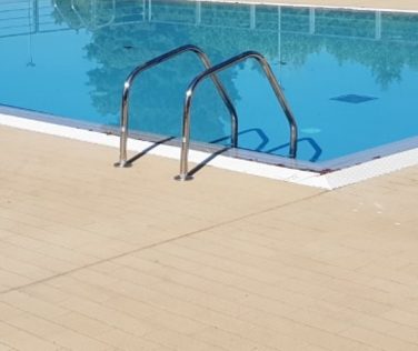 Pannelli cadono dal soffitto in piscina a Firenze, atleta ferita