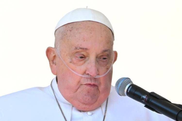 Papa Francesco e i naselli per l'ossigeno: le dichiarazioni dello pneumologo