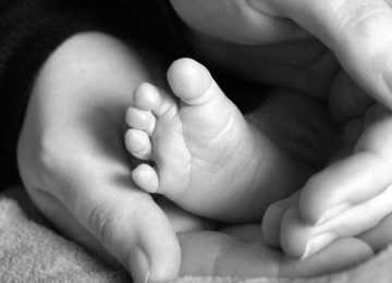 Parto inaspettato di notte, una bambina nasce in casa