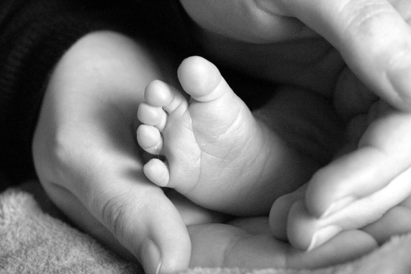Parto inaspettato di notte, una bambina nasce in casa