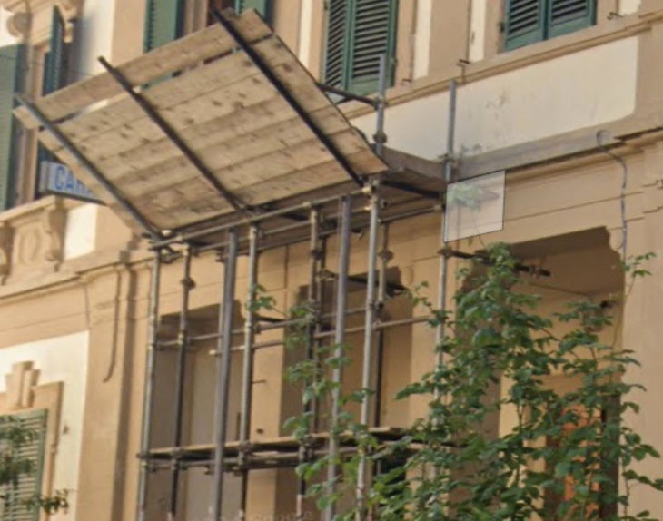 Ponteggio inerte da oltre sei anni presso la stazione dei carabinieri di Lastra a Signa.