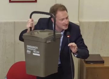 Porta a porta più costoso, il PD schernisce i cittadini