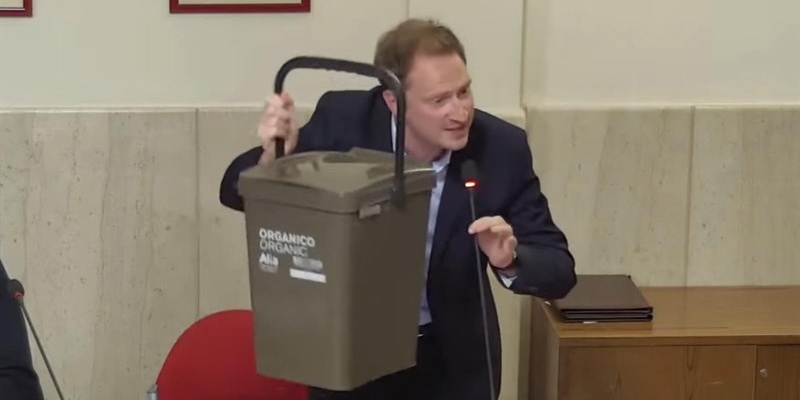 Porta a porta più costoso, il PD schernisce i cittadini