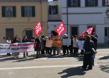 Protesta a Le Sieci per una docente precaria