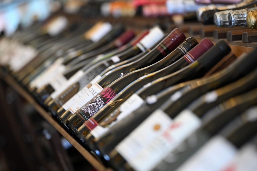 Rapporto Enpaia-Censis: Aumento del consumo di vino, ma preoccupazioni per i dazi - Agenzia di Stampa Italpress