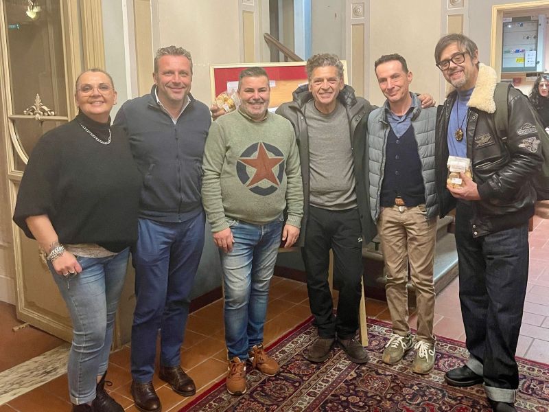 Santa Croce, tradizione e teatro al Verdi: Arancini e Amaretto santacrocese per il cast di "A Mirror"