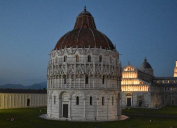 Scale e ponteggio del Duomo di Pisa con bandiera dotata di QR code