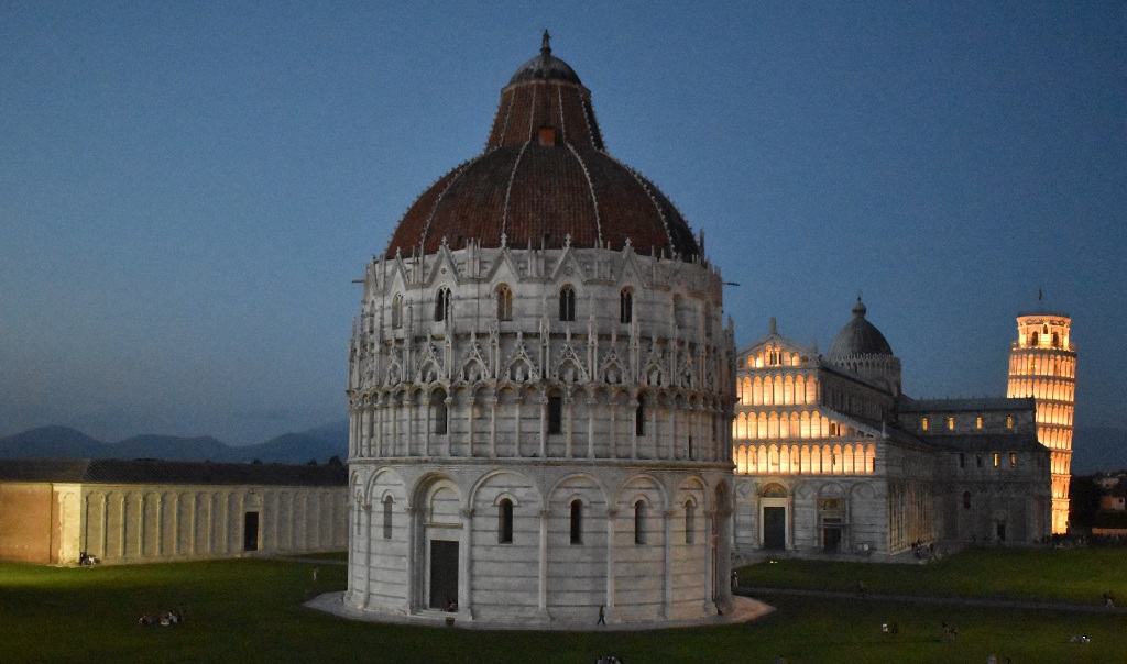 Scale e ponteggio del Duomo di Pisa con bandiera dotata di QR code