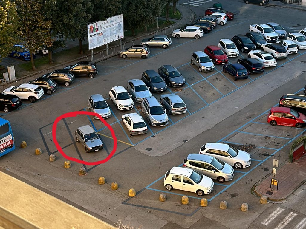 “Se parcheggi in questo modo, blocchi il parcheggio”