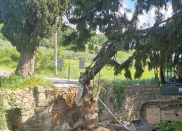 Sicurezza idraulica a Montemurlo: Rimosso il ponticino sul torrente Bagnolo al Giardino Incantato in via Riva