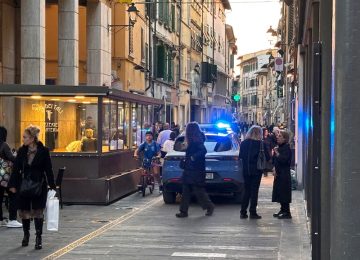 Soccorso nel centro di Empoli in preda all'agitazione, con un coltello in mano.