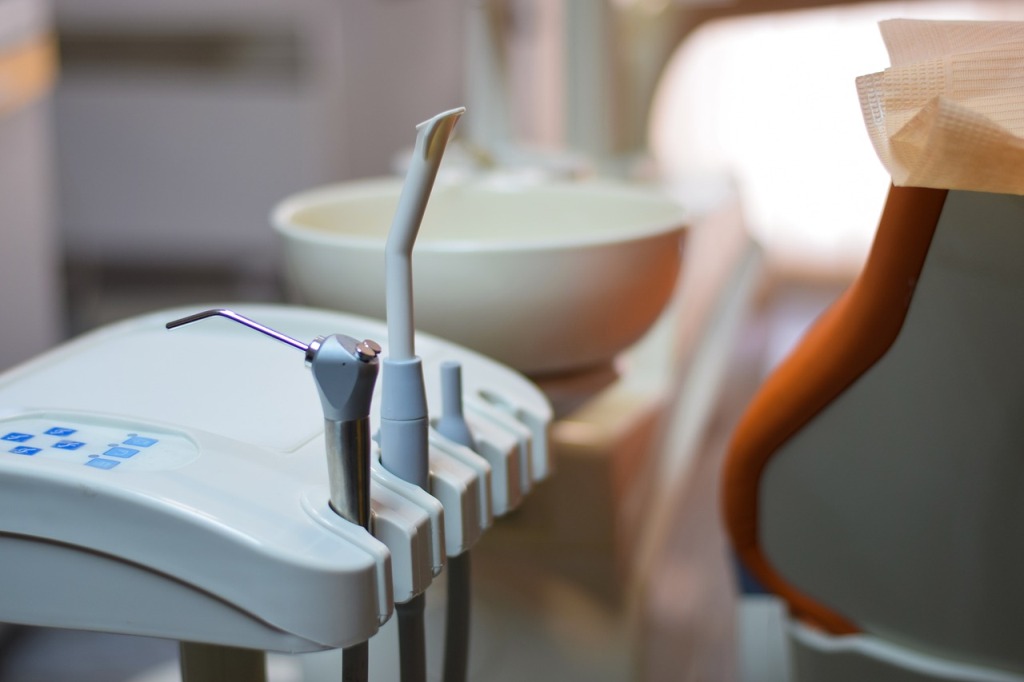 Studio dentistico illegale a Prato, due persone sotto indagine.