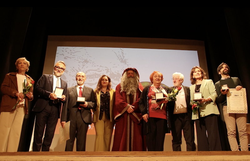 Teatro gremito a Vinci per il premio "Li Omini Boni": decima edizione dedicata alla scienza