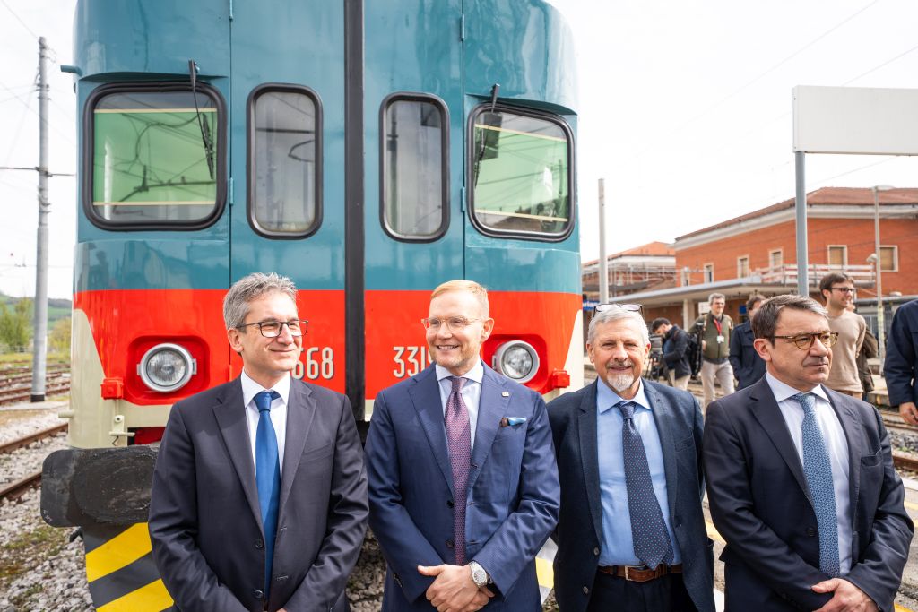 Treni: Due Automotrici Storiche di Fabriano Rinnovate in Chiave Eco-Sostenibile