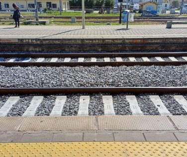 Treno in partenza con i piccoli a bordo: attimi di tensione per una coppia a Prato