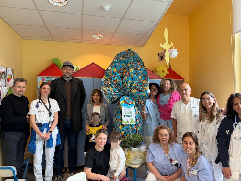 Un bonsai e un uovo gigante per la pediatria: il regalo del Giorgio Tesi Group all'ospedale San Jacopo