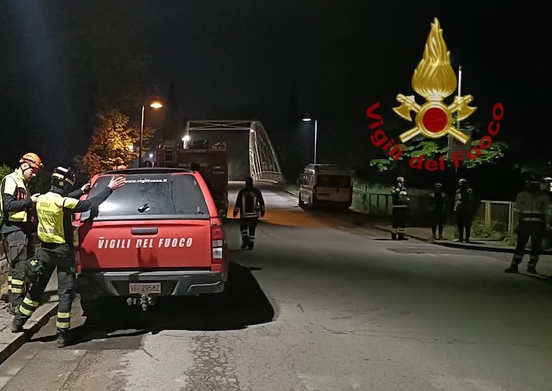 Uscito con il cane, non fa ritorno: trovato senza vita un 56enne in un fiume nell'Aretino