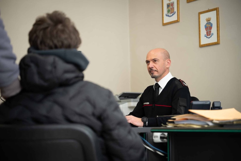Utilizzano un profilo fake per ottenere un video hard, poi ricattano la vittima: denunciati tre minorenni.