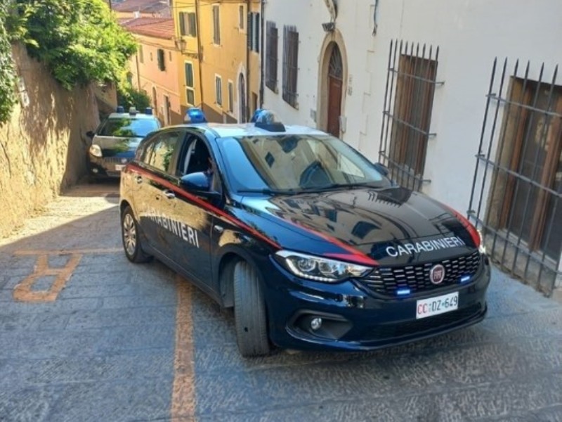 Aggredisce la moglie davanti ai figli piccoli: divieto di avvicinamento per un uomo di 30 anni