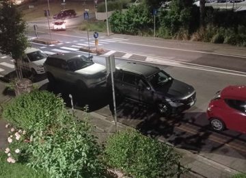Auto parcheggiate davanti al passo carrabile: residenti esasperati.