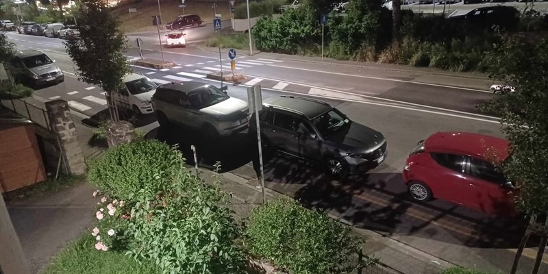 Auto parcheggiate davanti al passo carrabile: residenti esasperati.