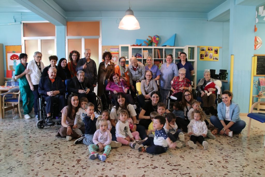 Bambini e anziani si incontrano al Nido e nella RSA: a Santa Croce parte "A tu per tu"