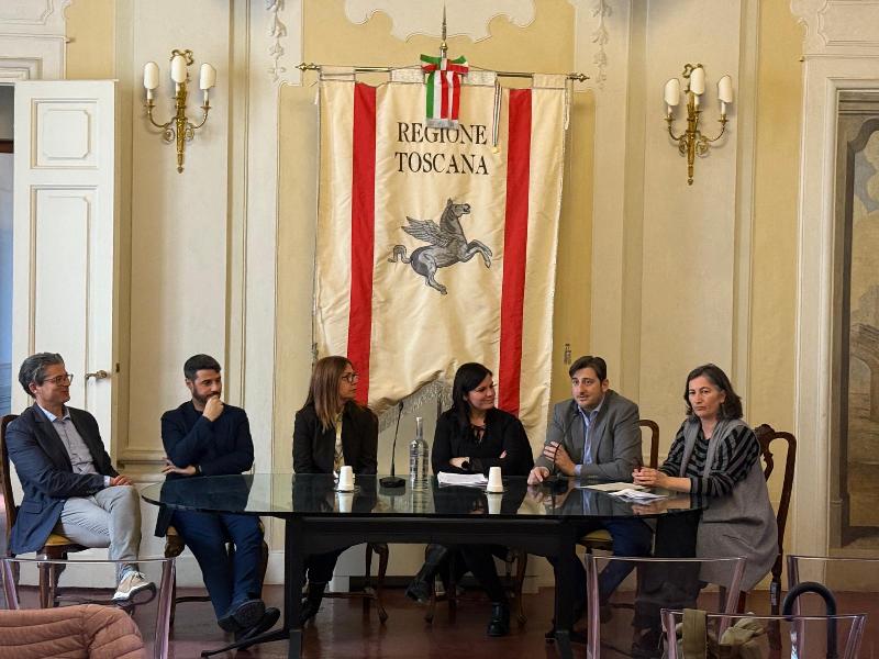 Bibliobus TamTam: La biblioteca itinerante che porta la cultura tra borghi, piazze e colline.