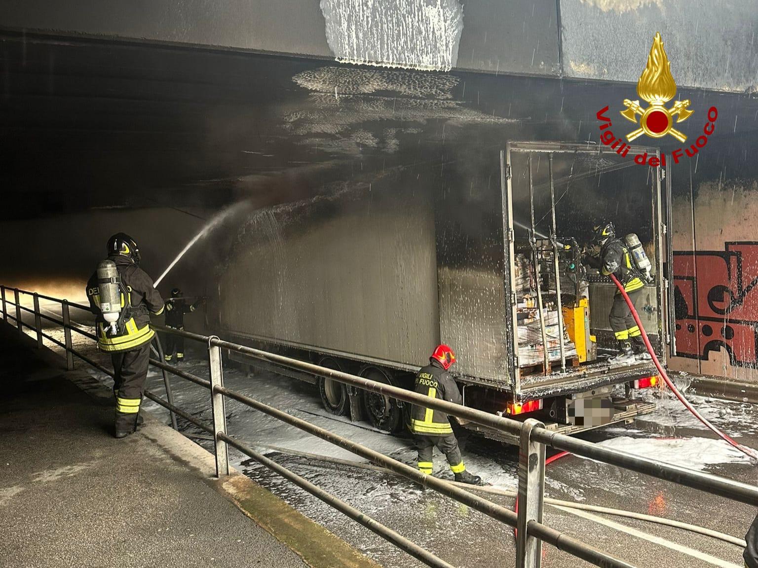 Camion frigorifero in fiamme dopo essersi incastrato sotto un ponte: intervento in corso a Pisa