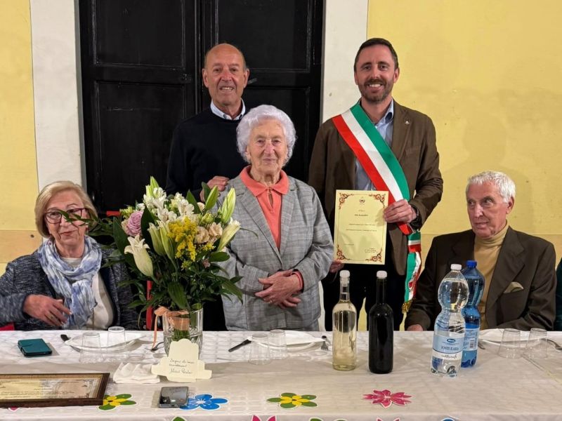 Cento candeline per Ilda: fiori e riconoscimenti dal Comune di Lucca