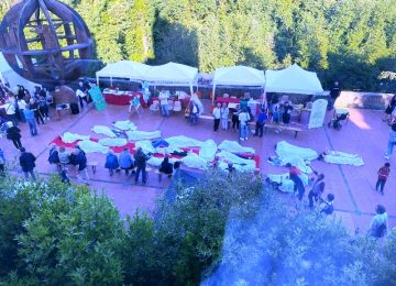 Chiusura del Festival Ecovinci 2025: tra flash mob e un messaggio radiofonico per i posteri.