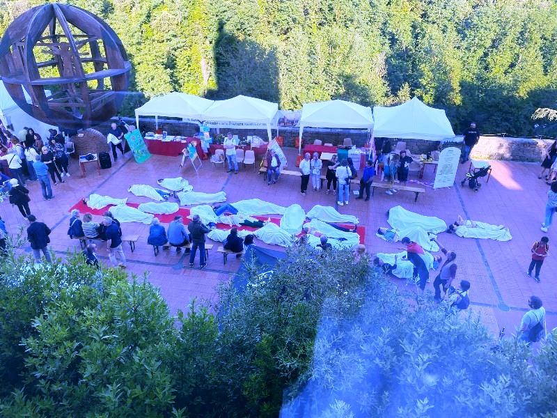 Chiusura del Festival Ecovinci 2025: tra flash mob e un messaggio radiofonico per i posteri.