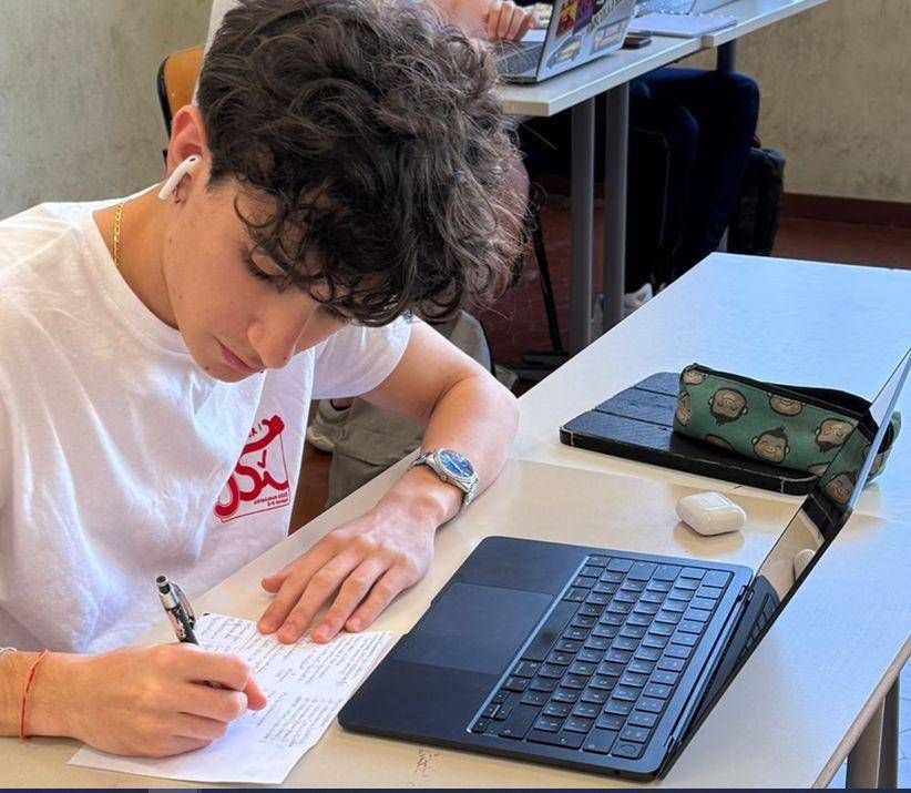 Compiti a portata di app? Facile, ma la verifica orale e l’esperienza degli insegnanti sono dietro l’angolo.