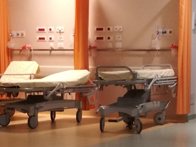 Dimesso dal pronto soccorso per cefalea, muore durante la notte: avviata un'indagine.