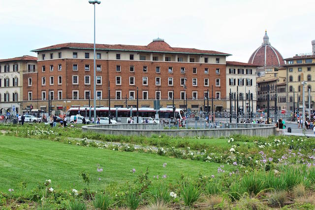Dopo una rapina, minaccia i passanti e resiste all'arresto: preso dalla polizia
