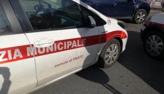 Fabbrica “fantasma” a Prato: lavoratori irregolari e due tonnellate di rifiuti tessili
